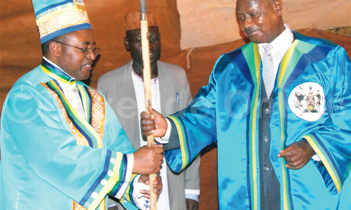 Il re Charles Mumbere e il presidente Museveni. Fonte: www.bukedde.co.ug